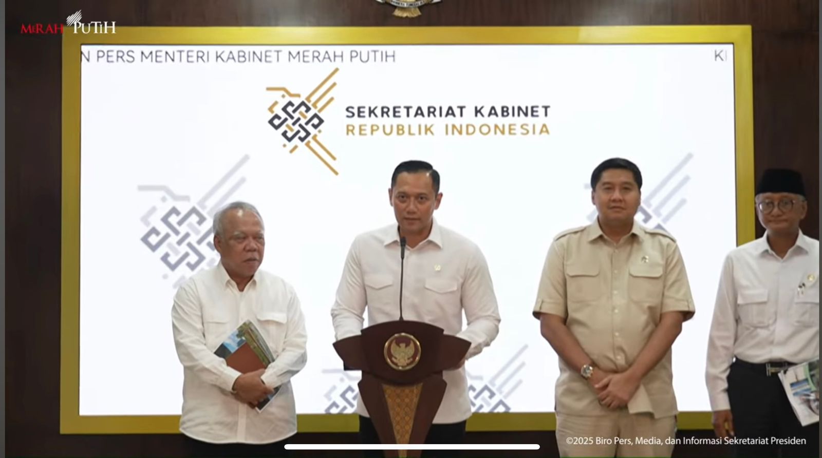 Mentri Koordinator bidang Infastruktur dan Pembangunan Kewilayahan Agus Harimuti Yudhoyono, Kepala Otorita IKN Basuki Hadimuljono serta jajaran lainnya. Usai rapat terbatas tentang pembangunan IKN.