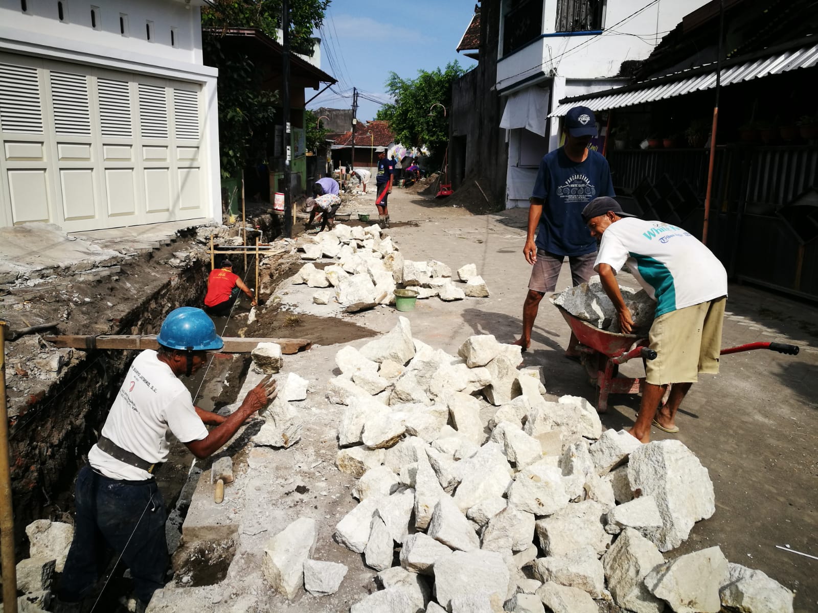 MEMBANGUN KAMPUNG: Sejumlah warga ikut terlibat dalam pelaksanaan padat karya.