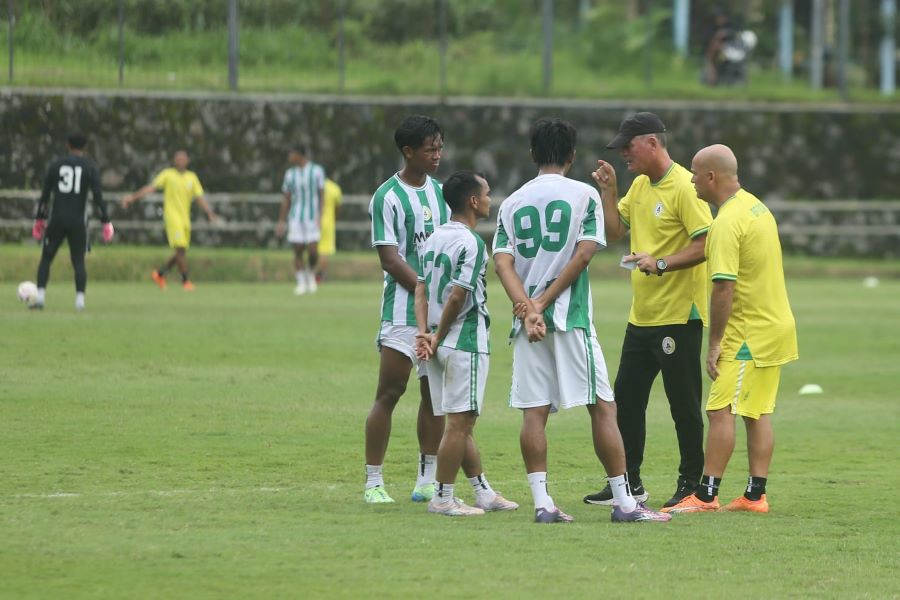 Pelatih Mazola Junior tengah memimpin skuadnya berlatih dalam persiapan laga menghadapi Semen Padang FC di SSA