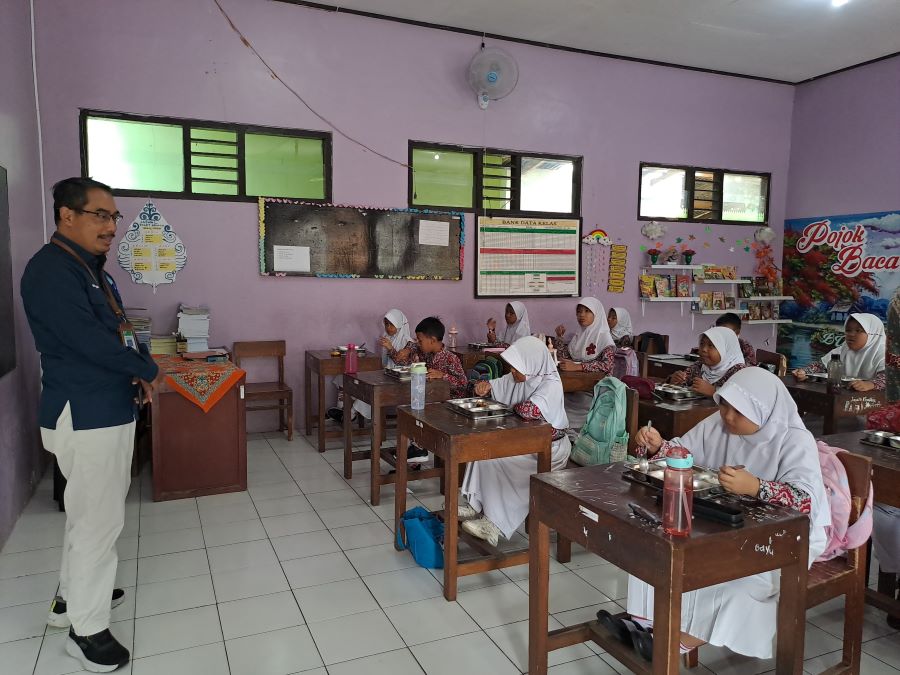 TINJAUAN: Perwakilan dari Direktorat SD, Kemendikdasmen saat meninjau pelaksanaan program MBG di SDN Banyurojo 2, Kamis (23/1/2025).