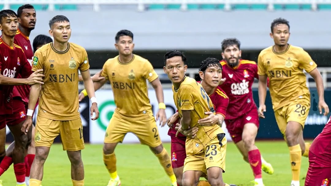 Persaingan pemain Bhayangkara FC dalam pertandingan kontra Persijap (LIB)
