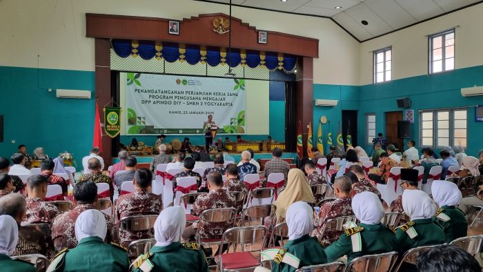 Momentum penandatanganan kerjasama antara SMKN 3 Jogja dengan DPP APINDO DIY terkait rencana program pengusaha mengajar Kamis (23/1/2025).