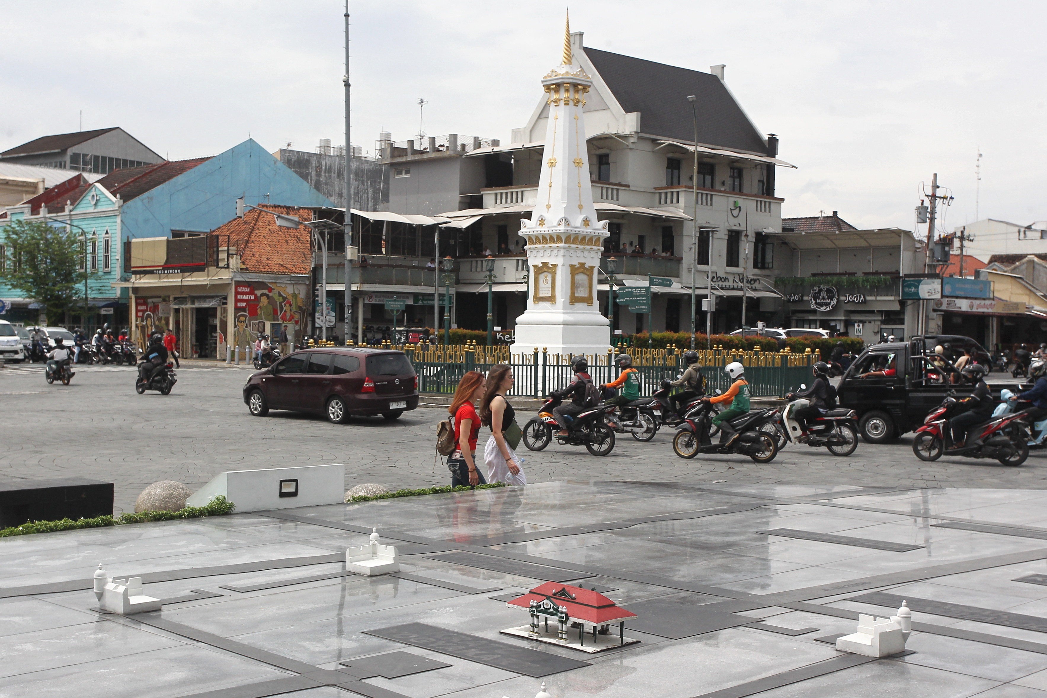 Pengguna jalan melintas di kawasan Tugu Jogja, Kamis (23/1). Libur panjang peringatan Isra Mi