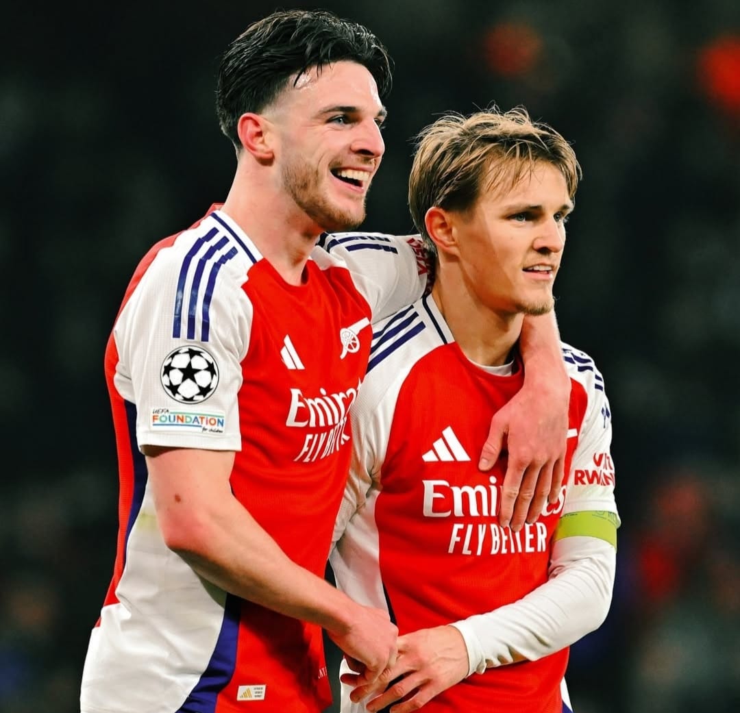 Declan Rice (kiri) dan Martin Odegaard (kanan) rayakan kemenangan Arsenal atas Dinamo Zagreb di Liga Champions