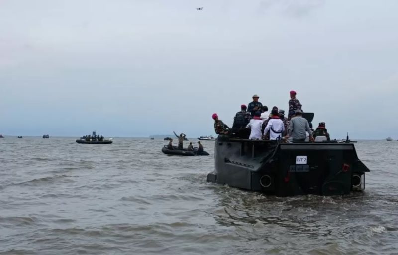 Ribuan personel TNI AL dikerahkan untuk pembongkaran pagar laut di Tangerang, Banten.