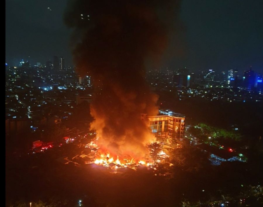 Si jago merah mengamuk dan menghanguskan ratusan rumah di kawasan padat penduduk Kemayoran. Ribuan jiwa kehilangan tempat tinggal dan harta benda akibat kebakaran hebat di Kemayoran, Jakarta Pusat.
