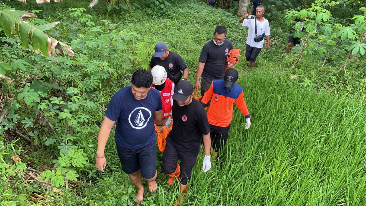 EVAKUASI: Tim gabungan berhasil mengevakuasi penemuan jenazah yang merupakan warga Progowati, Mungkid.