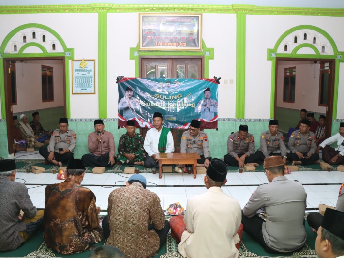 Kapolres Kebumen AKBP Eka Baasith mengawali pencanangan program salat subuh keliling di Masjid Al Ikhwan, Desa Kabuaran, Kecamatan Prembun.
