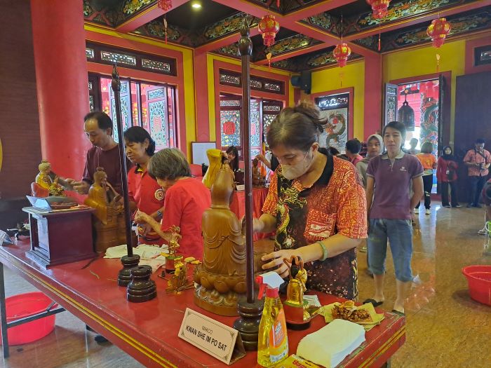 TRADISI: Warga etnis Tionghoa mengikuti prosesi cuci patung dewa atau rupang di TITD Liong Hok Bio Kota Magelang Kamis (23/1/2025).