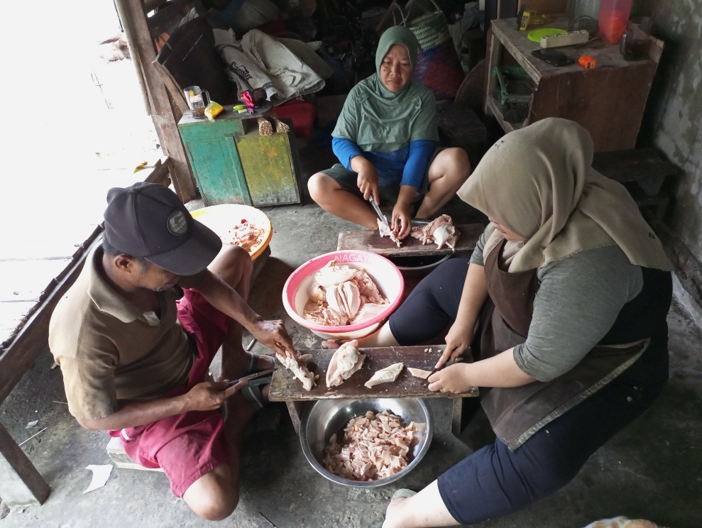 USAHA RUMAHAN : Penjual Sate di Desa Candiwulan, Kecamatan Adimulyo sedang menyiapkan pesanan.