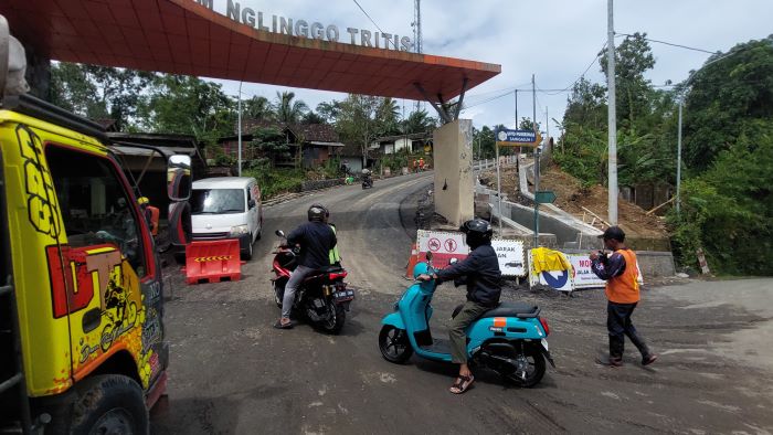 REVITALISASI: Proses pelebaran Jalan Pasar Plono-Kebun Teh Nglinggo telah dilakukan. Namun, ganti untung yang diberikan pemerintah masih menimbulkan kekecewaan terhadap masyarakat terdampak