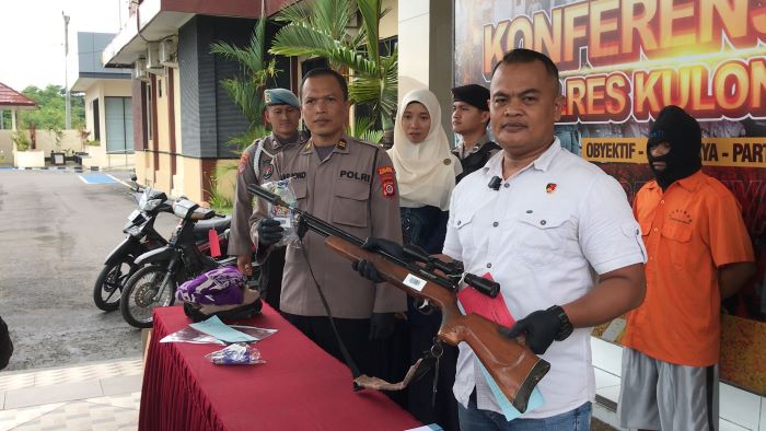 BARANG BUKTI: Senjata api yang akan digunakan tersangka kasus rudapaksa dengan dalih berburu kijang saat dihadirkan di Mapolres Kulon Progo Kamis (23/1/2025).