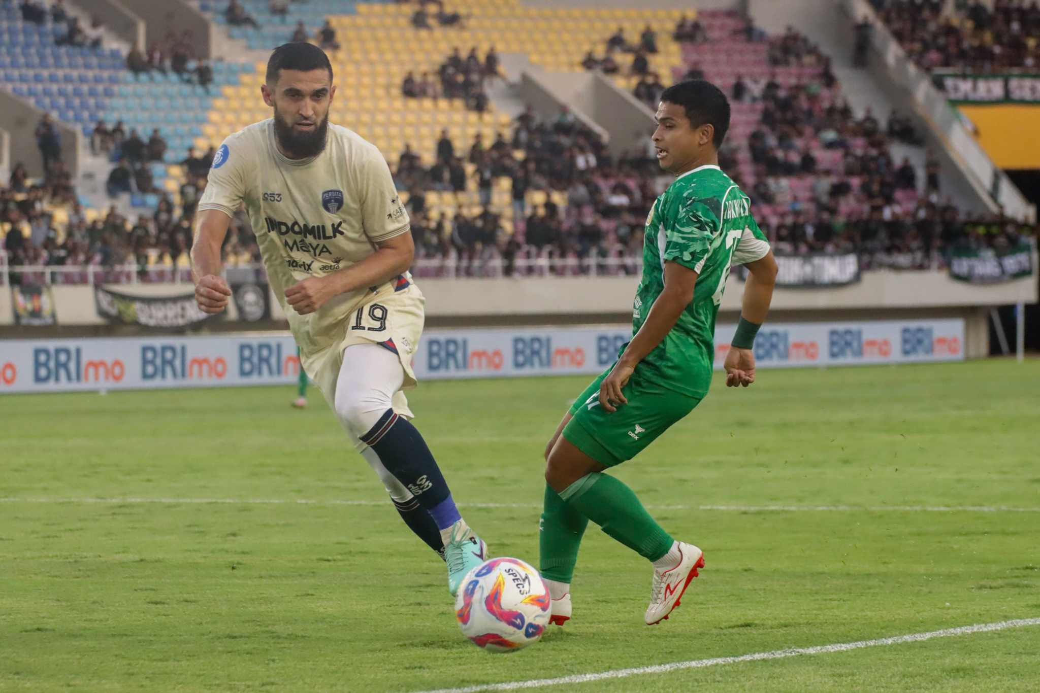 GESIT: Irkham Mila (kanan) saat masih berkostum PSS Sleman berhadapan dengan bek Persita Tangerang Javlon Guseynov di Stadion Manahan Solo, (27/10) lalu.