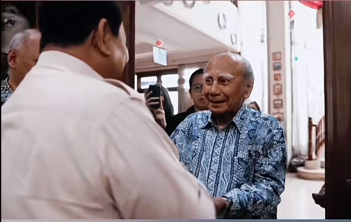 Presiden Prabowo Subianto menemui ekonom senior Prof Emil Salim di Jakarta, Rabu (22/1/2025).