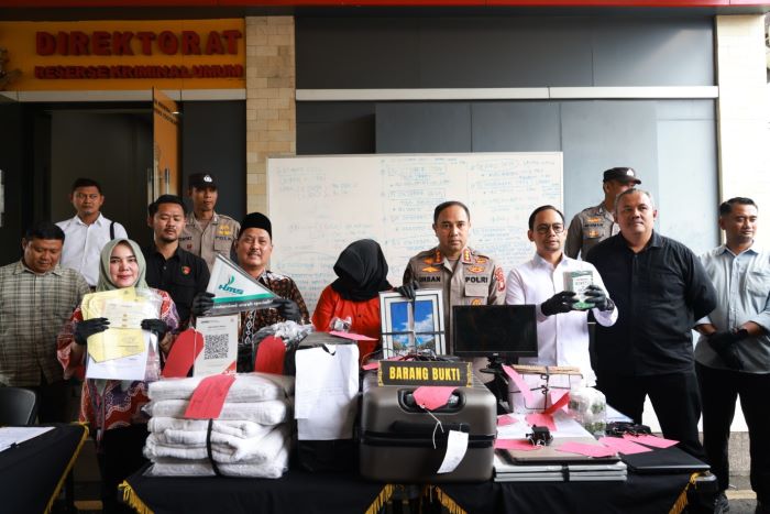 MODUS HARGA MURAH: Polisi menghadirkan tersangka Indri Dapsari dan barang bukti kasus penipuan umrah yang dilakukan agen travel PT Hasanah Magna Safari (HMS) di Mapolda DIY