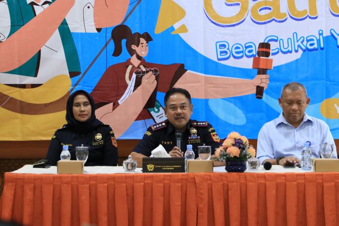 Kepala Kantor Bea Cukai Yogyakarta Tedy Himawan (tengah) menyampaikan paparan realisasi kinerja Bea Cukai Yogyakarta tahun 2024 dalam acara Media Gathering di Kantor Bea Cukai Yogyakarta, Kamis (23/1)
