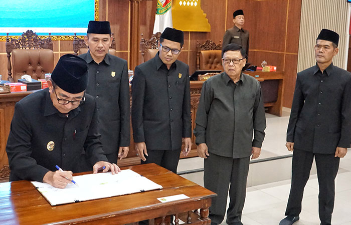 RESMI: Pj bupati Magelang saat menandatangani persetujuan Raperda Masa Sidang III Tahun 2024 didampingi ketua DPRD Kabupaten Magelang, Kamis (23/1).
