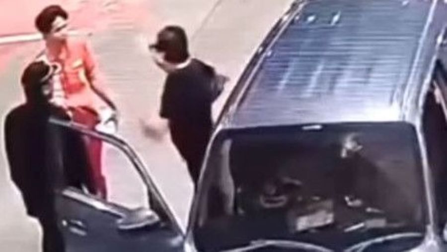 Seorang pria yang terekam kamera CCTV menodongkan benda mirip pistol kepada petugas SPBU di Rest Area Tol Cibubur.
