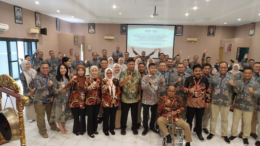 BANGUN DESA: Para narasumber dan peserta saat foto bersama dalam seminar nasional tentang mewujudkan desa mandiri berkelanjutan yang digelar IPDN angkatan XIII Jumat (24/1/2025).
