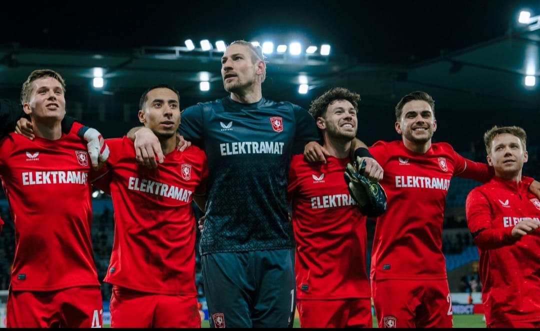 Pemain FC Twente rayakan kemenangan atas Malmo FF di Europa League yang membuka harapan ke babak 16 besar melalui Playoff