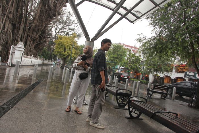 JADI KEBUTUHAN: Sepasang suami istri saat menghabiskan waktu liburan di kawasan Malioboro. Bagi sebagian orang, liburan masih menjadi prioritan dan tidak bisa ditinggalkan