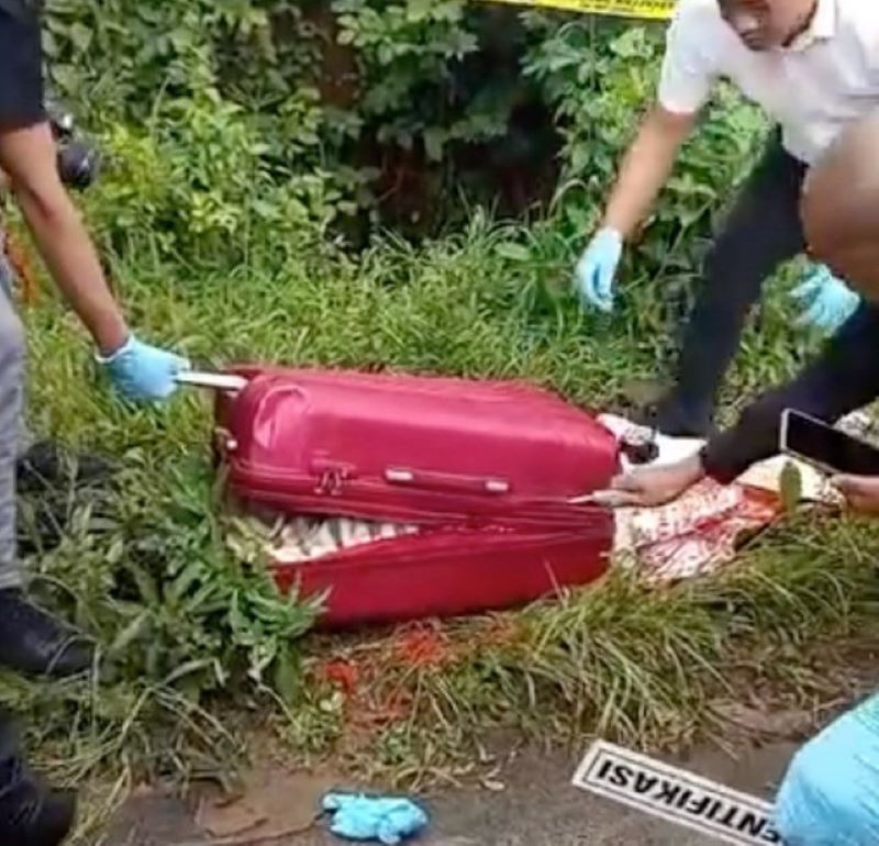 pemeriksaan yang dilakukan oleh polisi pada koper merah yang berisi mayat di ngawi Jawa Timur, Kamis (23/1/25).