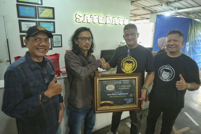 Sate Ratu terima penghargaan Top of The Year kuliner terbaik dari Radar Jogja. Penghargaan tersebut diserahkan Kepala Devisi online Bahana kepada Owner Sate Ratu, Fabian Budi Seputro.