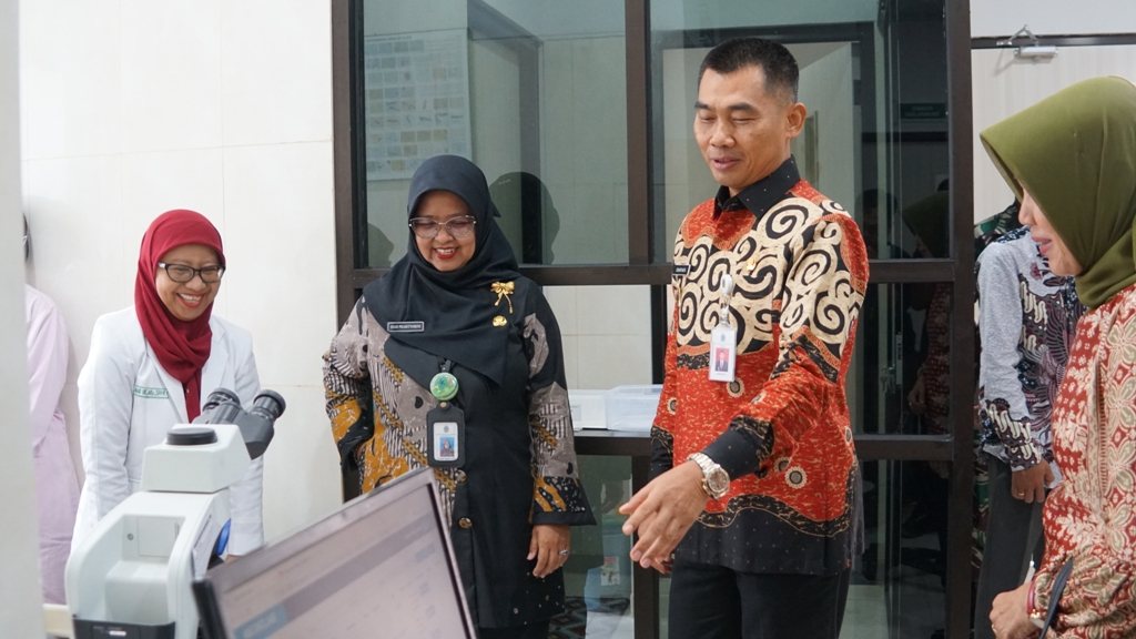 OPTIMALKAN LAYANAN: Bupati Gunungkidul Sunaryanta meninjau gedung baru laboratorium RSUD Wonosari, kemarin (24/1).