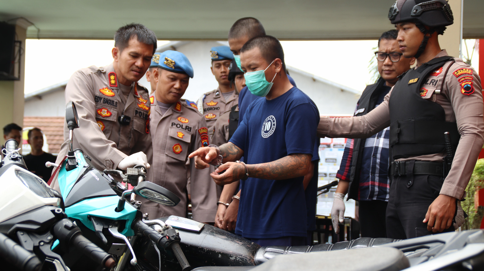 Ketiga tersangka pencuri mesin diesel traktor di Purworejo dihadirkan saat konferensi pers di halaman Mapolres Purworejo, Kamis (23/1).  &nbsp;