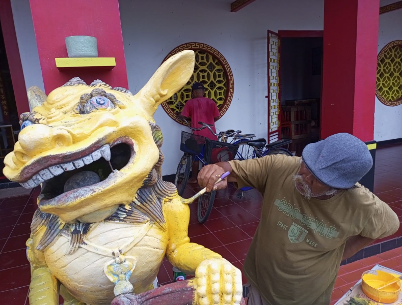 Kelenteng Kong Hwie Kiong di Jalan Pramuka mulai dibersihkan jelang perayaan Imlek Tahun 2025.