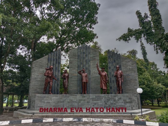 BERGESER: Patung ikonik UPNVY yang dipindah dari sisi jalan raya ke sisi kiri gedung rektorat.