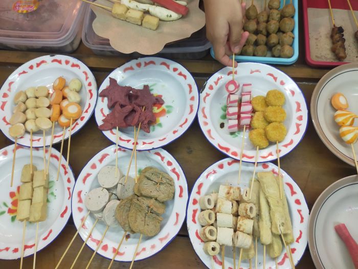 TAK MUDAH PECAH: Hidangan angkringan milik Sintia disajikan dengan menggunakan piring seng.