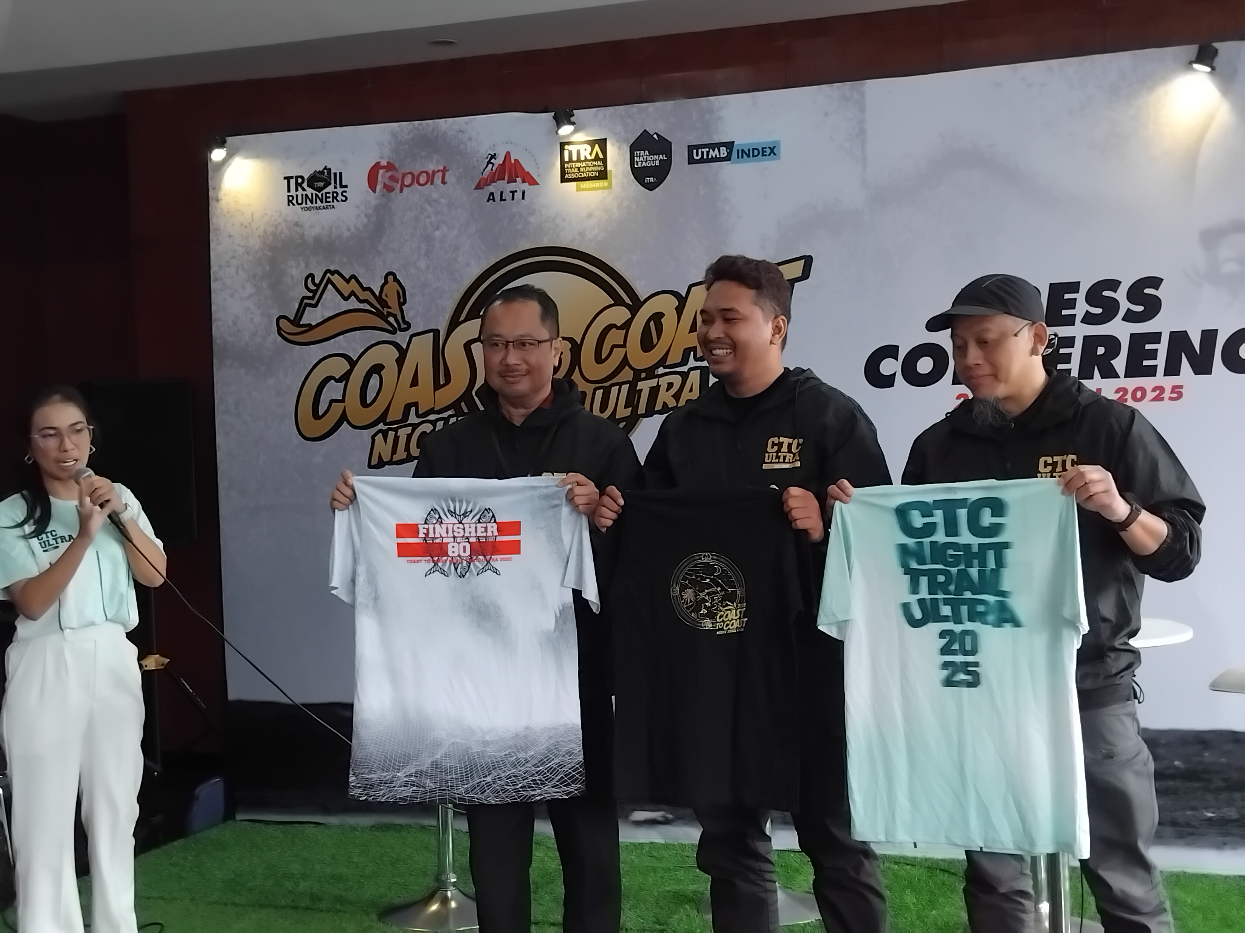 (kiri) Kepala Dinas Pariwisata DIJ Imam Pratanadi, (tengah) Race Director CTC 2025 Roostian Gamananda saat berfoto bersama menunjukkan jersey CTC 2025 di VRTX Space, Jumat (24/1)  &nbsp;