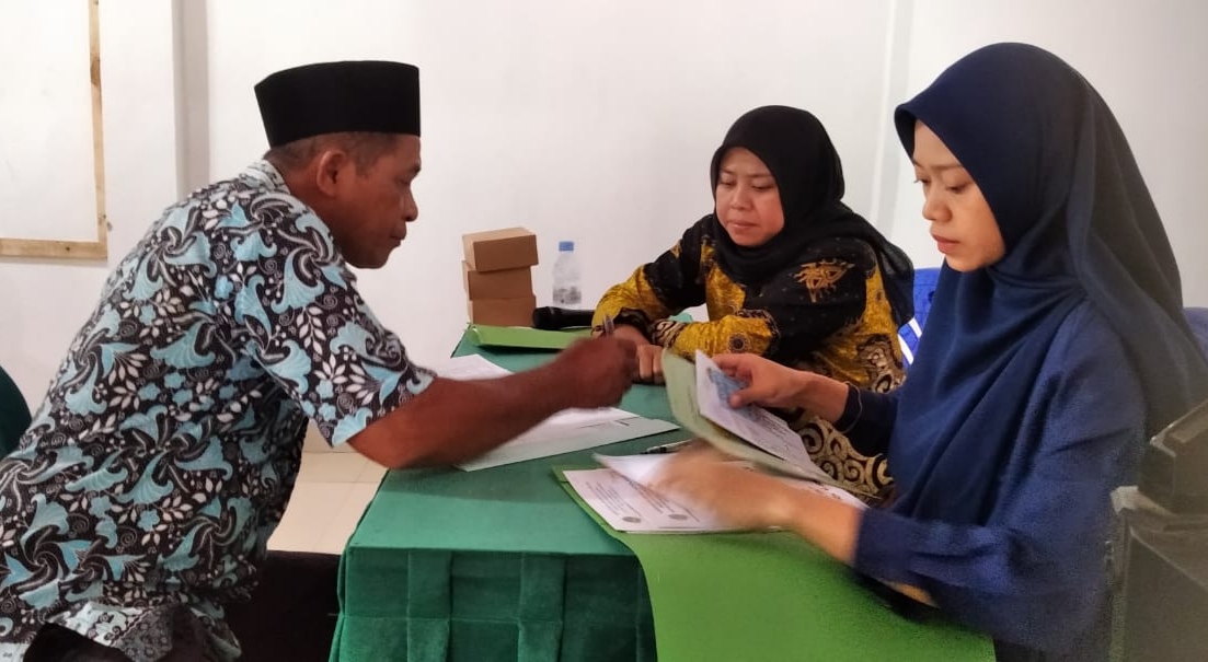 JIHAN ARON VAHERA/RADAR JOGJA  TERIMA HAK: Pembayaran UGR tanah terdampak proyek Prasarana Pengendali Banjir dan Pengamanan Kawasan YIA di Balai Desa Jogoboyo, Jumat (24/1).  &nbsp;