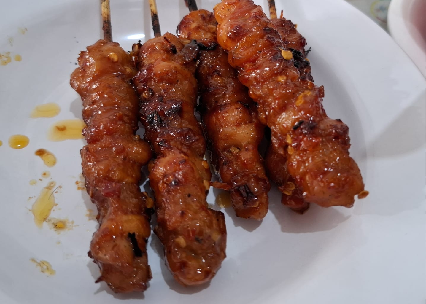 Sate Ratu terkenal dengan sate ayam merah sebagai menu utamanya.