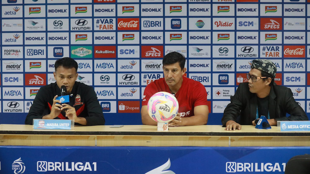 Pelatih Madura United, Alfredo Vera didampingi Koko Ari dalam sesi pers pre-match BRI Liga 1 kontra Persita Tangerang (LIB)