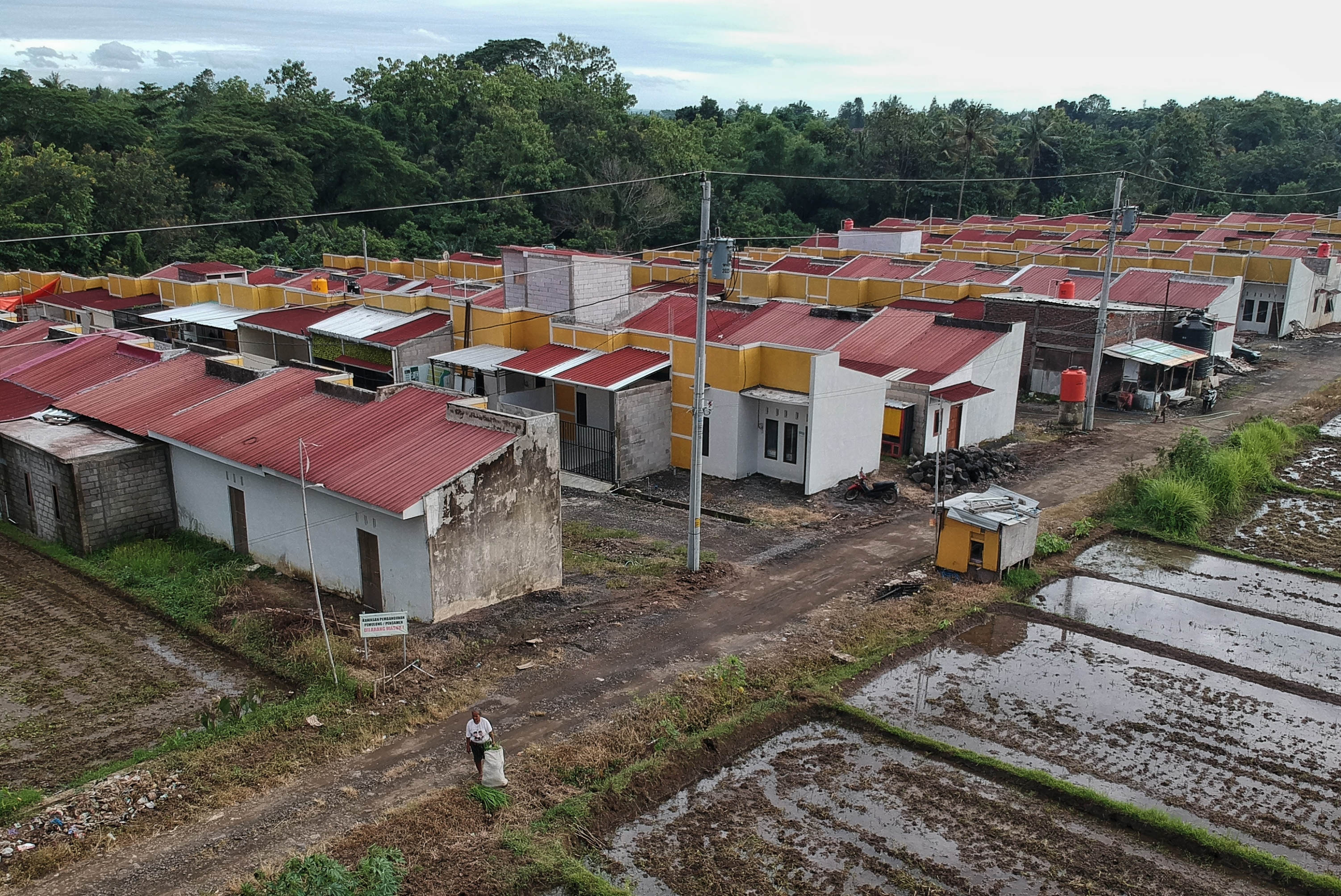 SIAP HUNI: Deretan rumah subsidi terlihat dari udara di kawasan Sumberarum, Moyudan, Sleman Senin (30/12/2024)