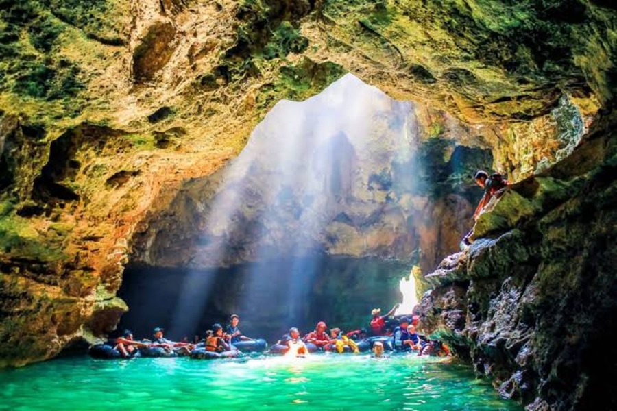 Cave Tubing di Goa Pindul.