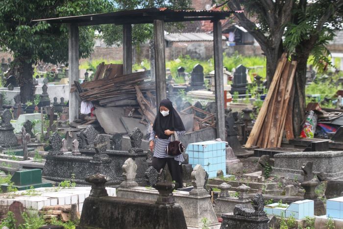 Keterbatasan lahan membuat masyarakat Jogja mengeluhkan lokasi pemakaman. Makam tumpuk  disebut menjadi solusi untuk masalah ini
