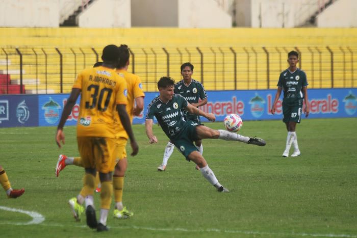 Pemain PSS Sleman Vico Duarte melepaskan tembakan ke arah gawang Semen Padang dalam pertandingan Liga 1, di Stadion Sultan Agung, Bantul, Minggu (26/1/).