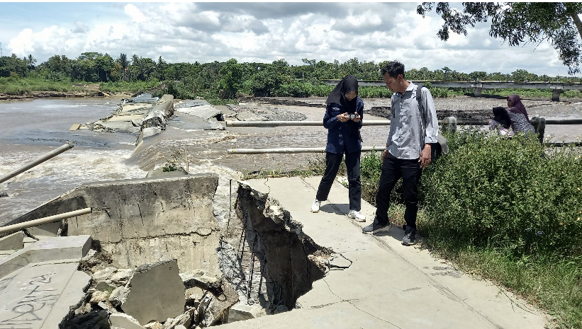 BABLAS: Dam Srandakan di Trimurti jebol diduga karena derasnya aliran air Kali Progo dan menjadi tontonan warga sekitar