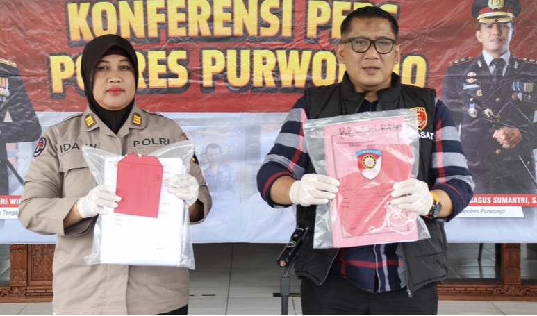 Humas Polres Purworejo untuk Radar Jogja Kasatreskrim Polres Purworejo AKP Catur Agus Yudo Praseno saat menunjukkan barang bukti atas kasus dugaan penipuan yang dilakukan oleh DR.