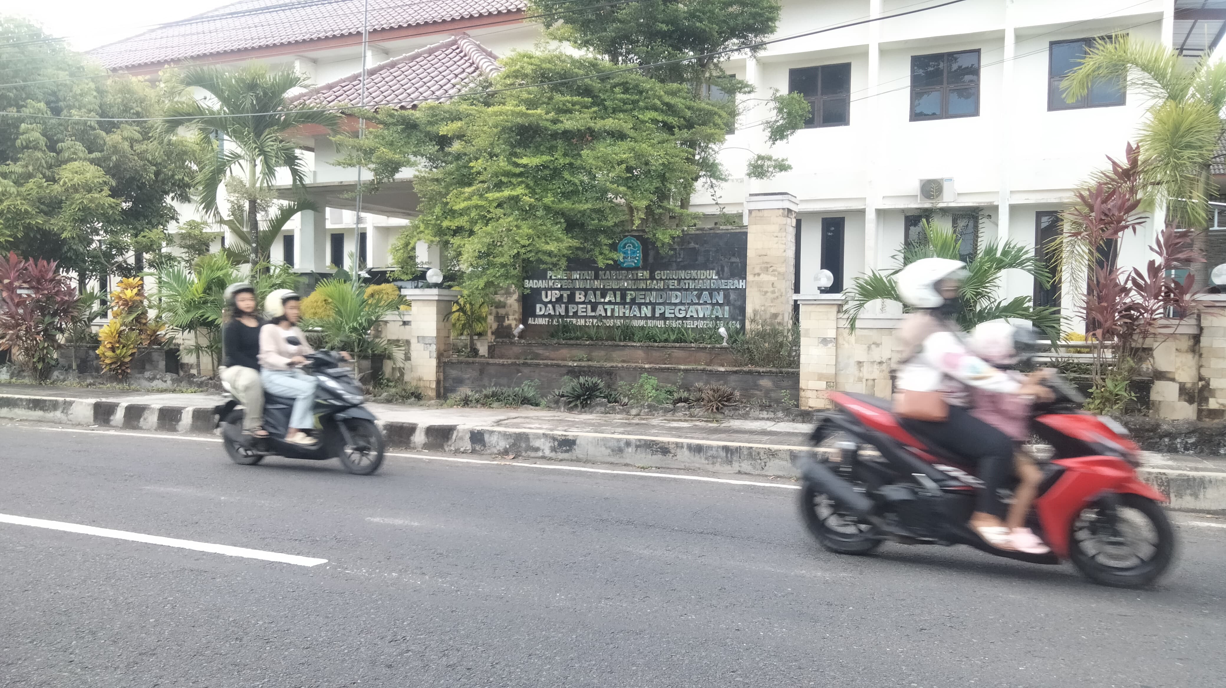 SKANDAL: Warga melintas di depan Kantor BKPPD Gunungkidul, Minggu  (26/1). BKPPD Gunungkidul melakukan penelusuran kasus perselingkuhan dua oknum ASN.  &nbsp;