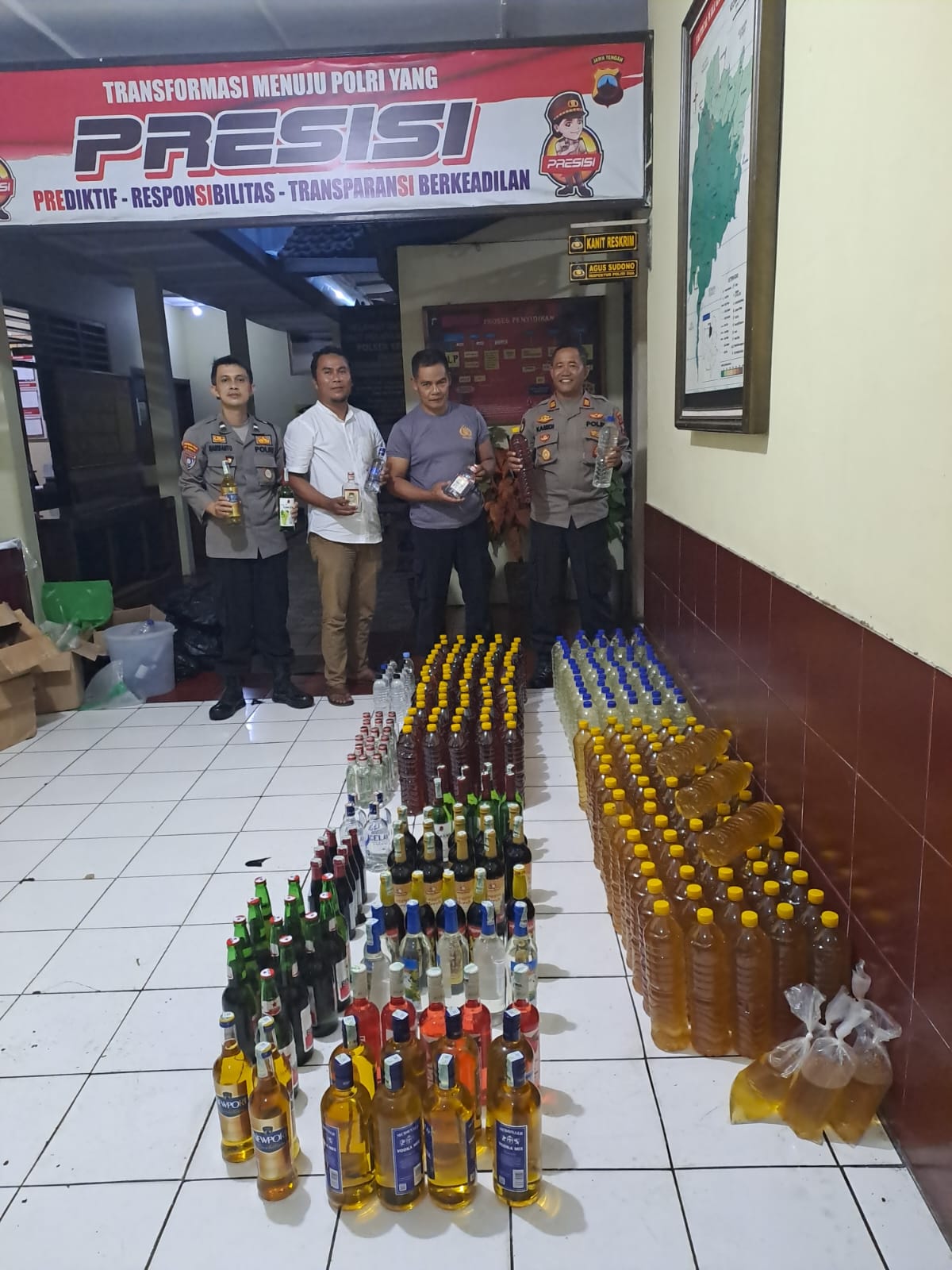 PATROLI: Polisi mengamankan ratusan botol miras berbagai jenis, Jumat (24/1).