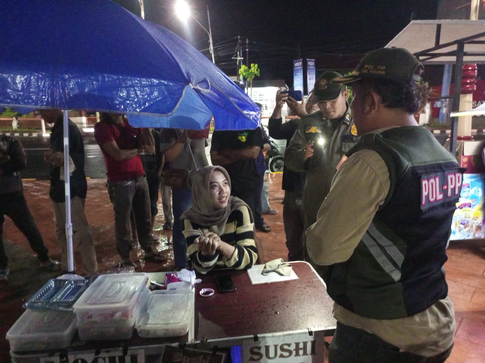 TEGURAN : Satpol PP Kebumen memberikan surat terguran kepada PKL yang masih nekat berjualan di kawasan Alun-Alun Pancasila.