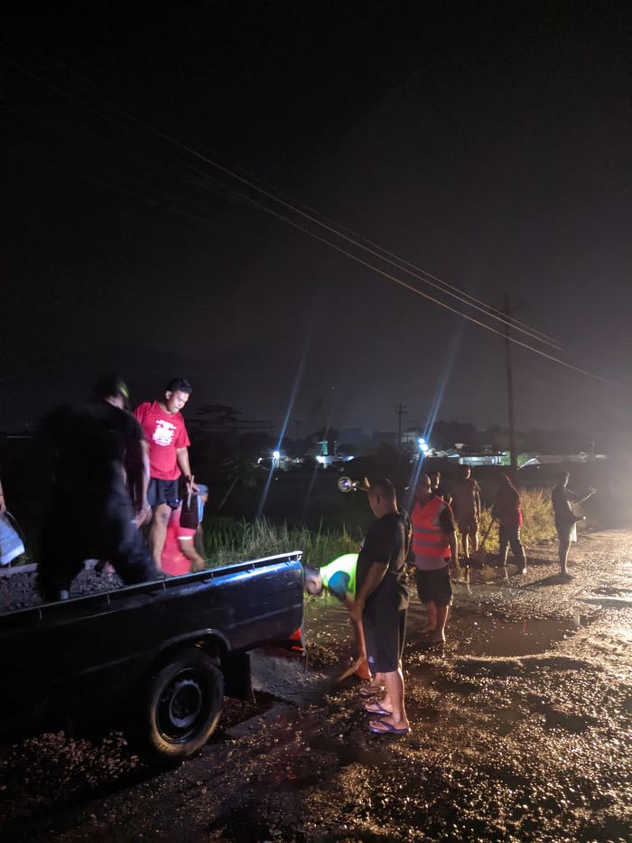 GOTONG ROYONG: Warga saat melakukan pengurukan jalan rusak di ruas Jalan Tangisan-Blaburan, Tempel Sabtu (25/1/2025) malam.