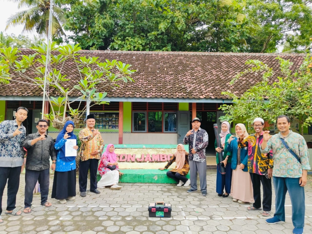 Tim X-IblatKu dari Kemenag Kulon Progo, bersama Kantor Urusan Agama (KUA) Nanggulan, merespons permohonan pengukuran arah kiblat SD Negeri Jambon pada Kamis (23/1/2025)  (Doc SD Negeri Jambon)