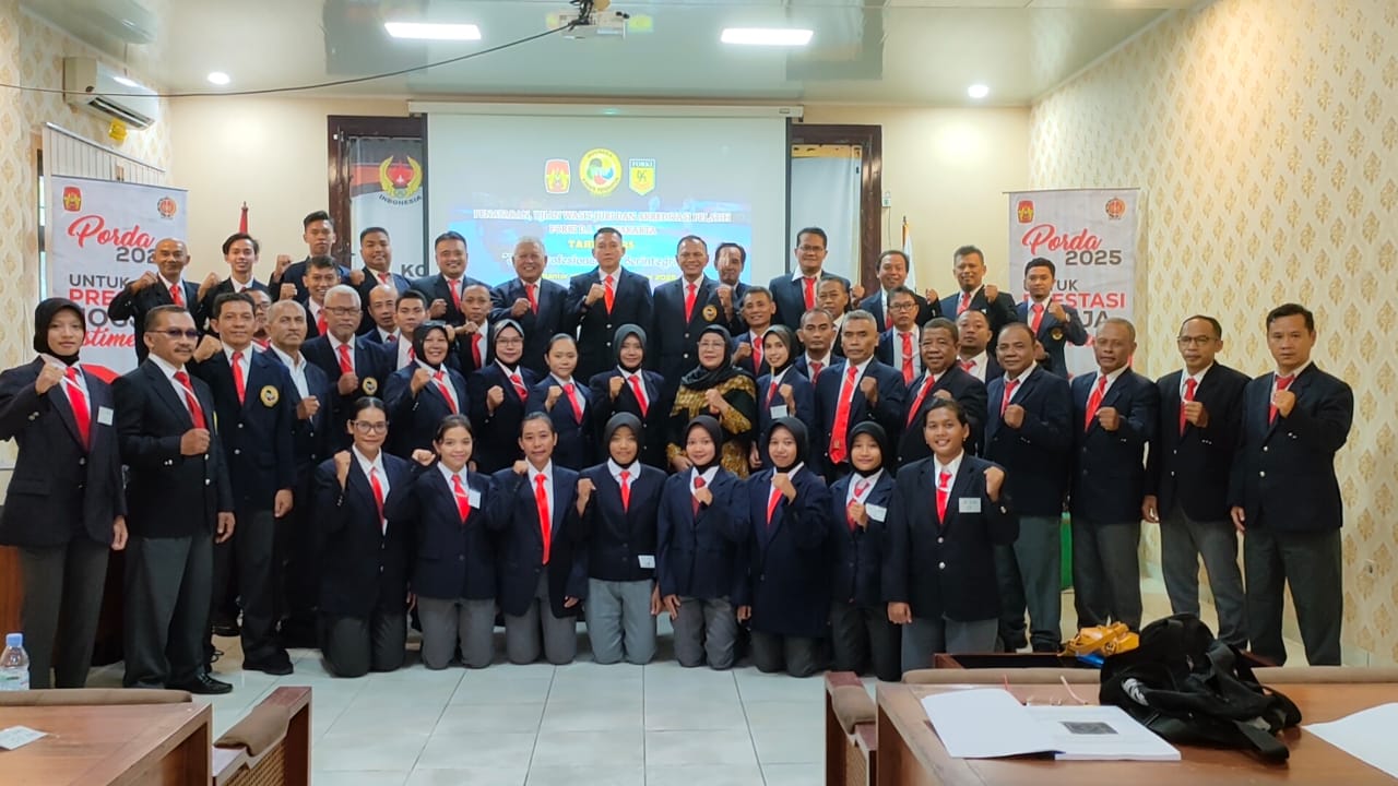 Para wasit, juri, dan pelatih karate se-DIY saat mengikuti penataran di Ruang Rapat Lantai 2 KONI DIY, Minggu (26/1).  &nbsp;  &nbsp;