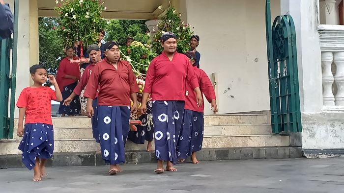 RANGKAIAN ISRA MIKRAJ: Abdi dalem Keraton Jogja sedang mengarak Peksi Burak menuju Masjid Gedhe Kauman Minggu (26/1/2025).