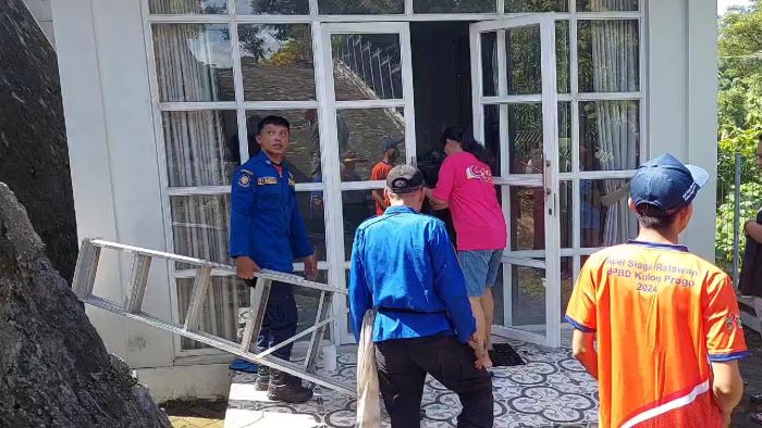 PENYISIRAN: Tim Damkarmat BPBD Kulon Progo meninjau rumah warga yang dilaporkan terdapat ular.